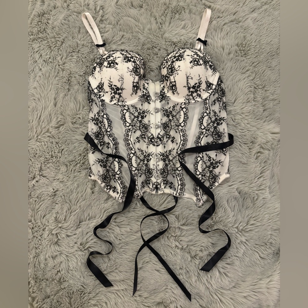 NWOT Victoria’s Secret Black and White Lace Corset